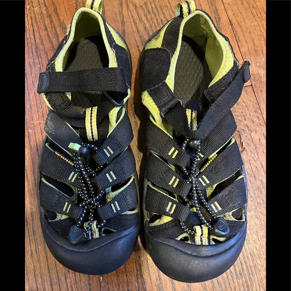 Keen. Big kids size 5. Water shoe. Hiking.